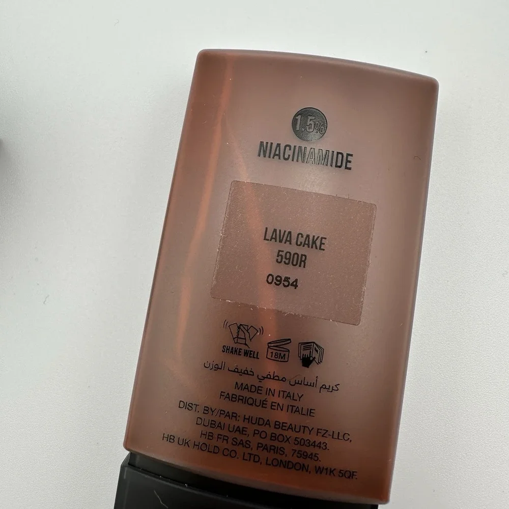 HUDA BEAUTY Easy Blur Natural Airbrush Foundation Lava Cake 590R Niacinamide